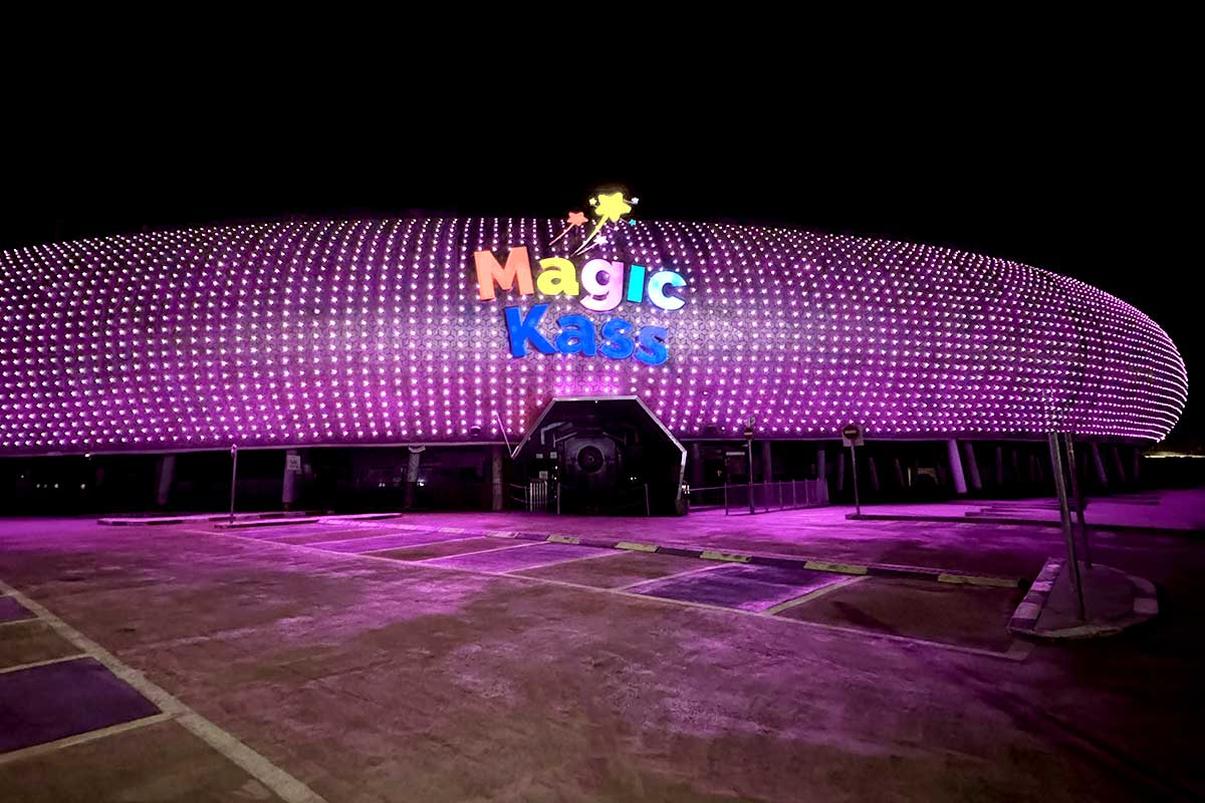 פארק מג'יק, מעלה אדומים